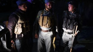 des-policiers-afghans-devant-le-park-palace-une-residence-attaquee-le-13-mai-2015-par-des-talibans-a-kaboul_5338555